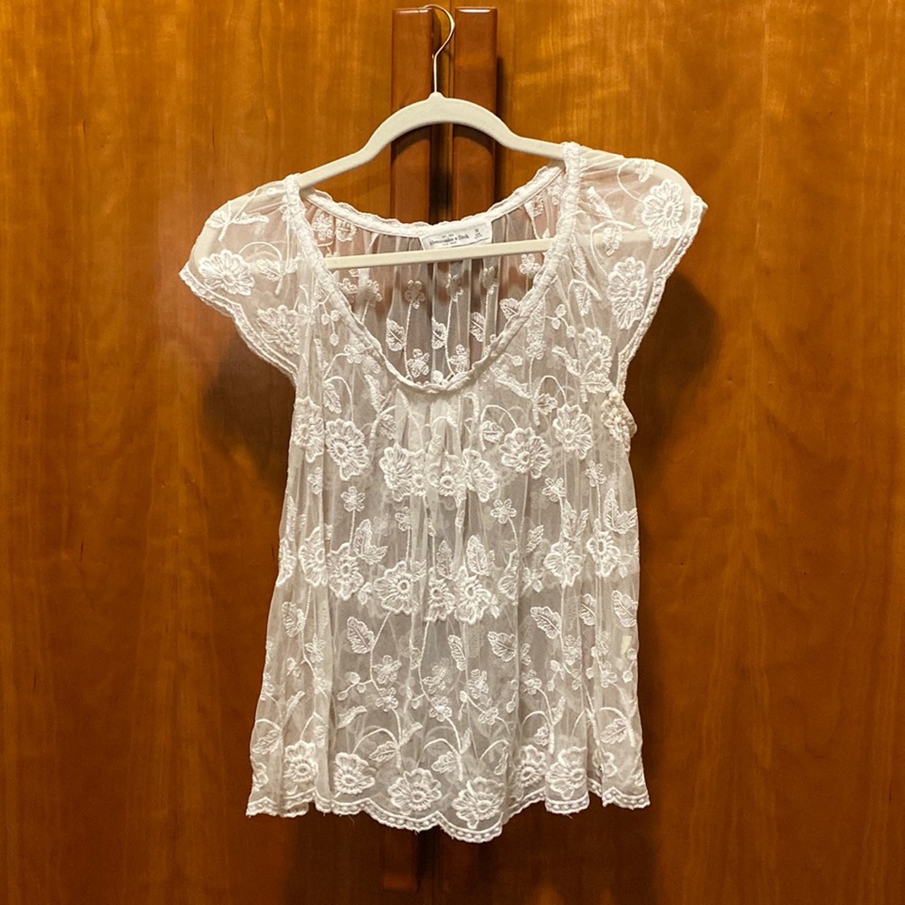 ⭐️host pick⭐️ A&F white floral lace top